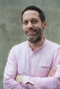Team Portraits der Filmproduktion Karlsruhe mp-film Nahaufnahme von Markus Plawszewski vor einem grauen Hintergrund Biologe Regisseur und Autor