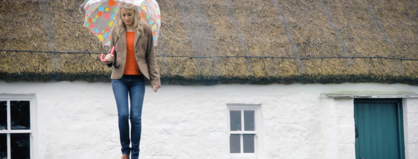 Für Ihr Video tutorial tanzt Edwina Guckian mit Regenschirm auf einer Mauer
