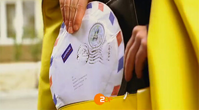 Screenshot aus einem Werbespot der Filmproduktion Karlsruhe mp-film für das ZDF. Die Hand einer Briefträgerin zieht einen runden Brief aus ihrer Brieftasche. Bild auf der Seite Portfolio.