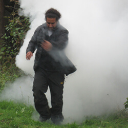 Dreharbeiten der mp-film Filmproduktion Karlsruhe für das Fraunhofer IOSB Kameramann Babak Asgari ist vom Rauch der Nebelmaschine eingehüllt