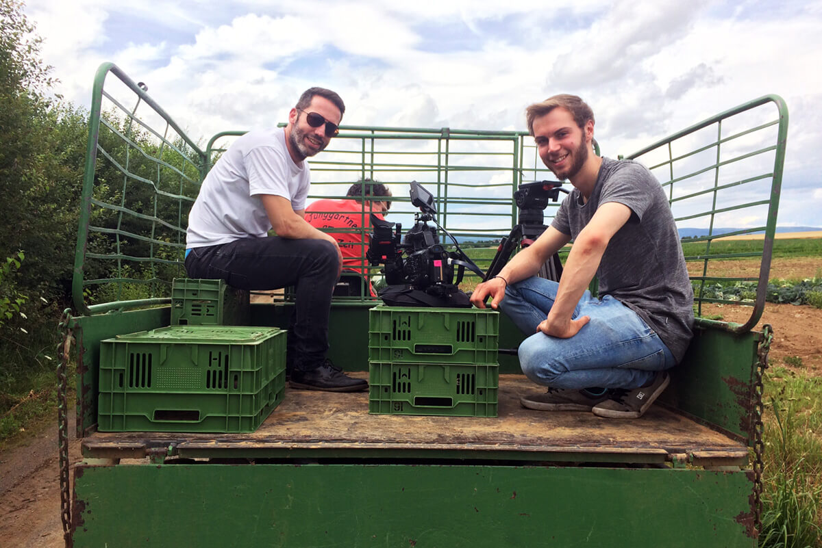 Per Pickup Truck über die Felder die mp-film Filmproduktion Karlsruhe bei Dreharbeiten für Metro