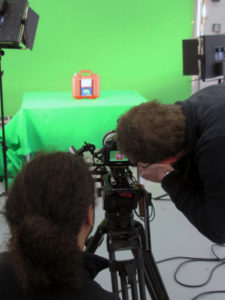 mp-film Filmproduktion Karlsruhe Dreharbeiten mit einem roten GPS-Koffer vor einem Green Screen für Fraunhofer IOSB