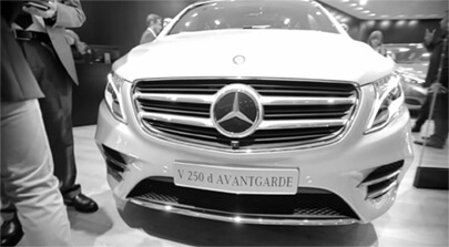 Bildfüllend von vorne ist eine Mercedes-Benz V-Klasse 250 d zu sehen. Screenshot von der IAA 2015 aus einem Eventfilm der Filmproduktion Karlsruhe mp-film. Bild auf der Seite Portfolio.