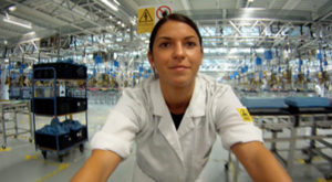 Bild auf der Seite Portfolio. Portrait einer Mitarbeiterin der SMA Solartechnologie die in der modernen Produktionsanlage der Firma arbeitet. Imagefilm der Filmproduktion Karlsruhe mp-film für das Unternehmen.