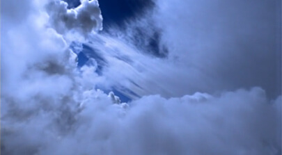 Flug durch weiße Wolken. Die Sonne scheint hindurch und blauer Himmel ist zu sehen. Bild auf der Seite Portfolio. Der Erklärfilm der Filmproduktion Karlsruhe mp-film für das Staatliche Museum für Naturkunde Karlsruhe beschäftigt sich mit der Forschung und Wissenschaft zum Thema Klima.