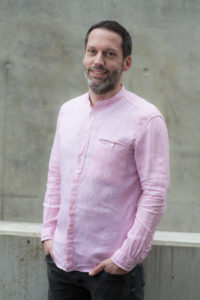 Team Portraits der Filmproduktion Karlsruhe mp-film von Markus Plawszewski vor einem grauen Hintergrund Biologe Regisseur und Autor