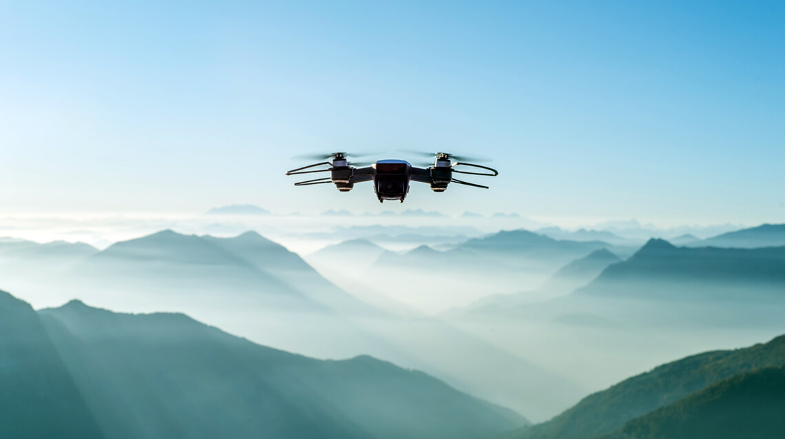 Drohne im Flug über einer Berglandschaft - Filmproduktion Karlsruhe buchen für Luftaufnahmen